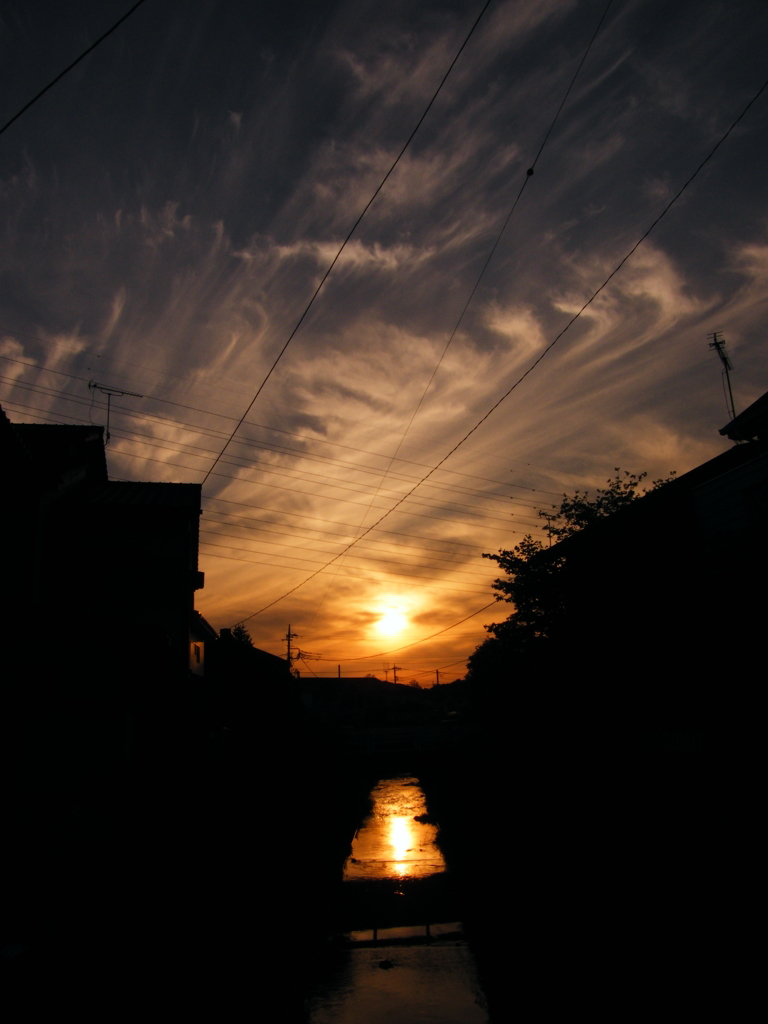 どぶ川の夕日