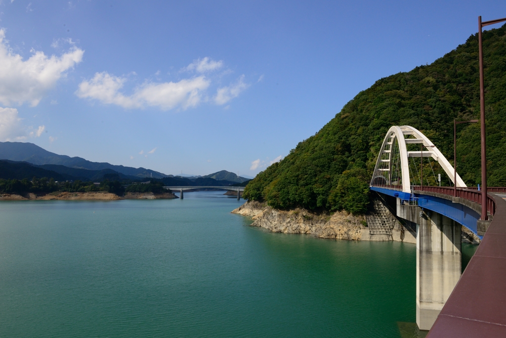 宮ヶ瀬湖と橋