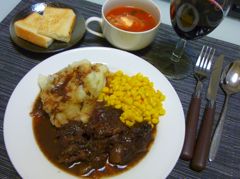 牛すね肉の赤ワイン煮込み