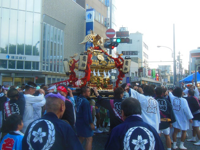 亀神神輿！駅前交差点を旋回中！！
