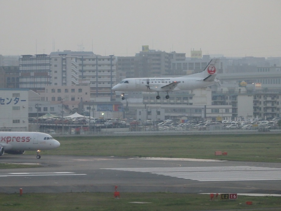 ♪福岡空港　JAL着陸^^