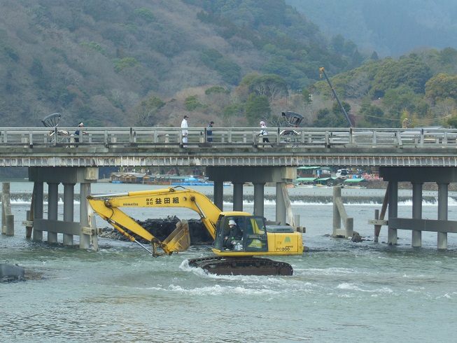 渡月橋と重機♪