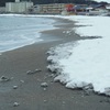 波と雪～逗子海岸