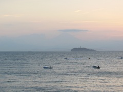 江の島の背後に微かに富士