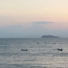 江の島の背後に微かに富士