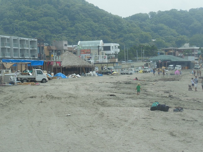 夏の後片付け、、逗子海岸