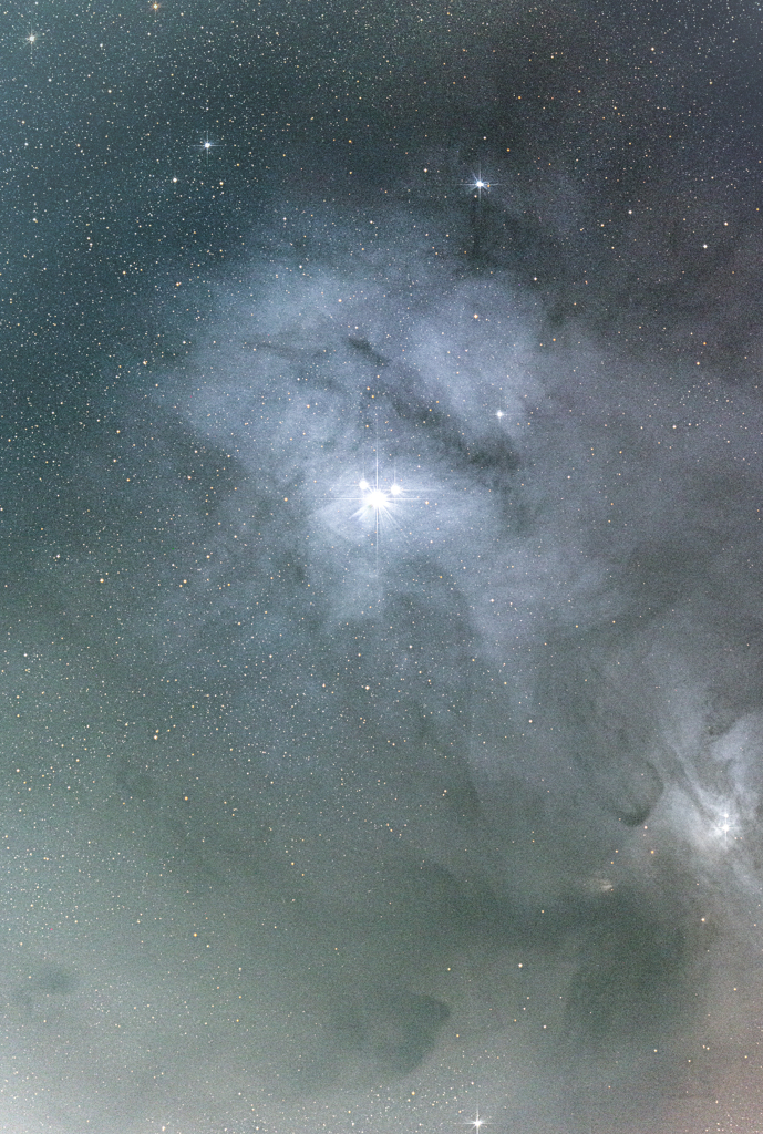 アンタレス付近上部の青い星雲