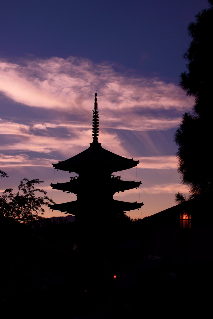 夕暮れの八坂の塔