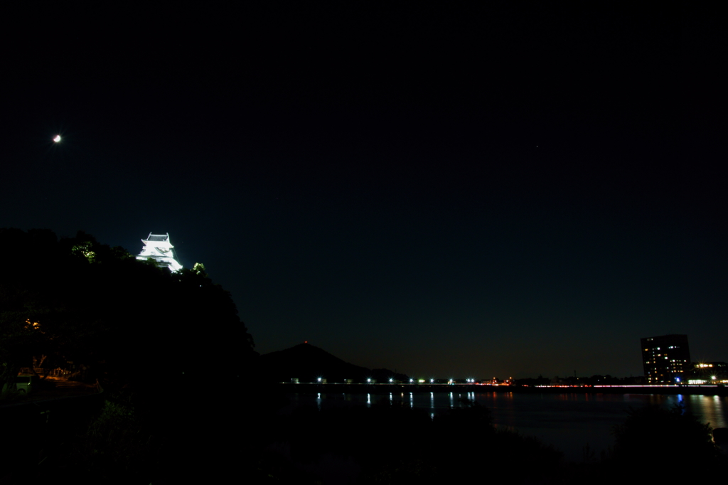 三日月と木曽川と犬山城