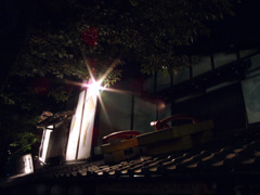 鬼太郎茶屋　屋根の下駄　（夜）