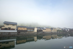 朝霧の川端風景