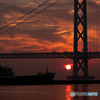 明石海峡大橋と大きな船と夕陽