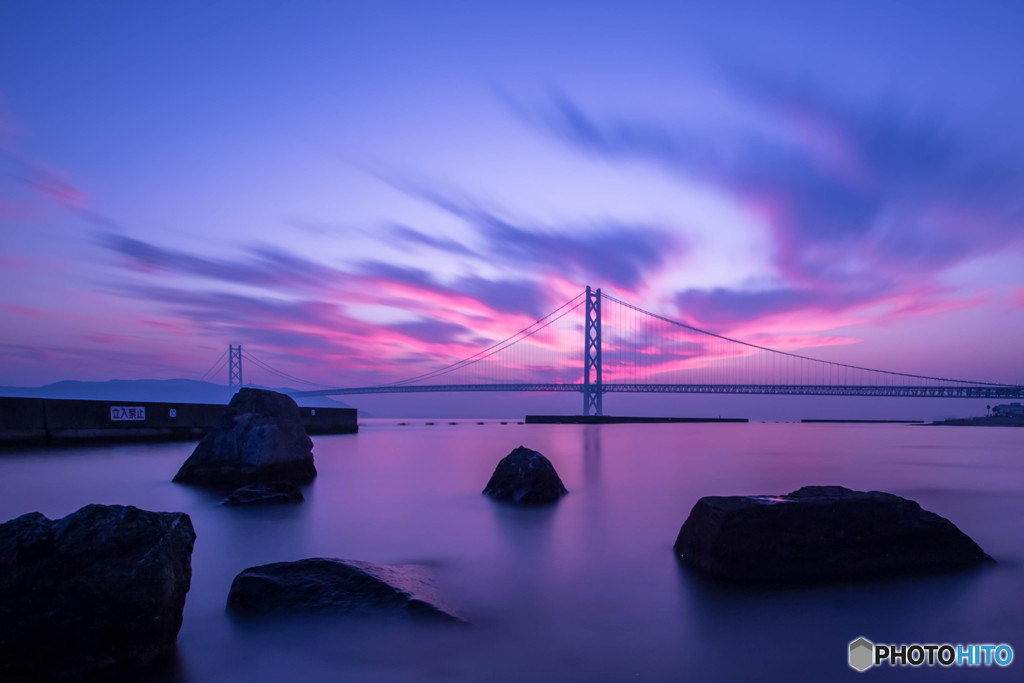 焼け付く明石海峡大橋