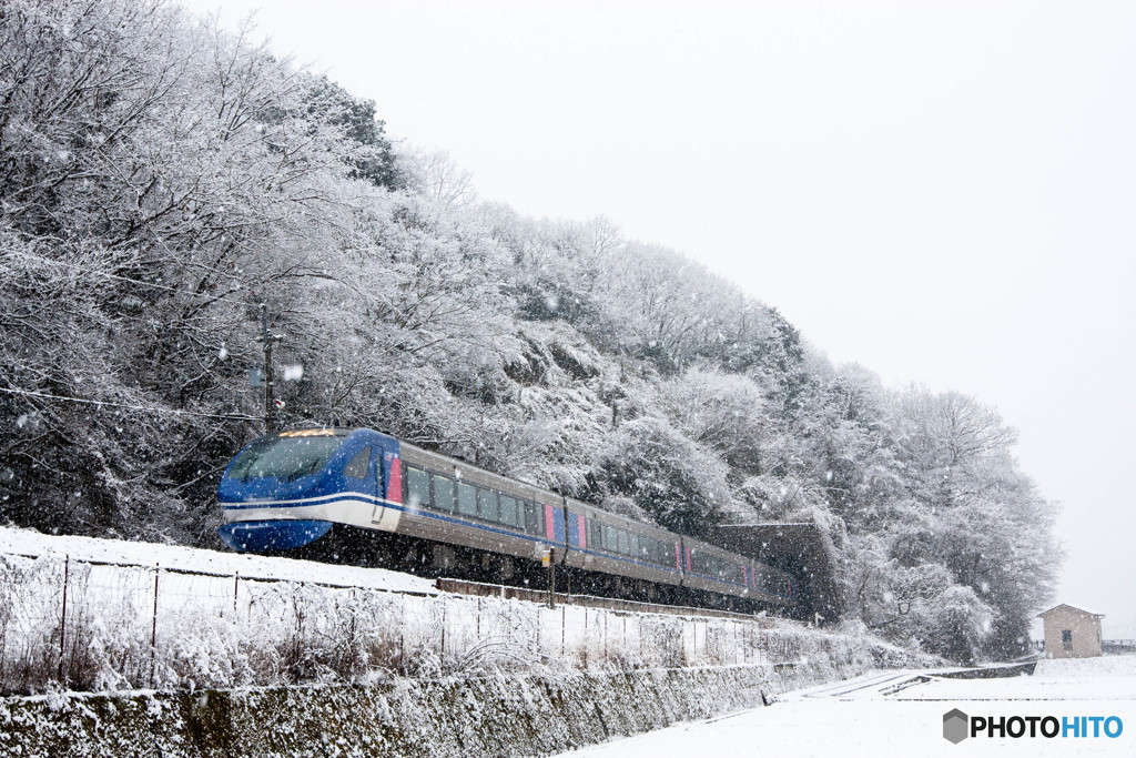 雪のスーパーはくと