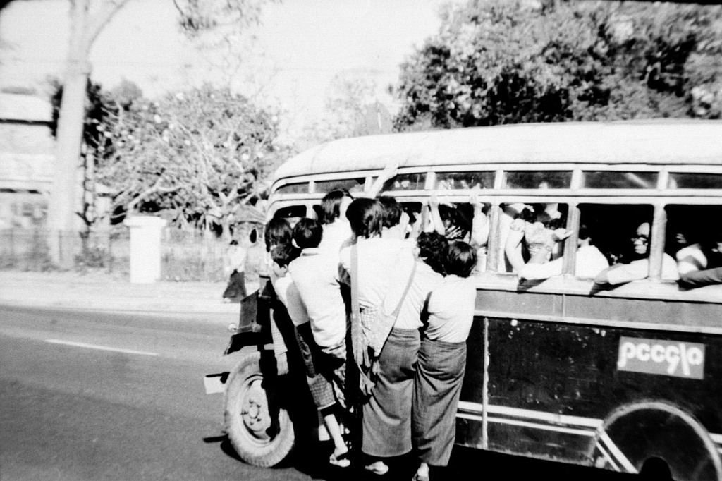 35年前、ミャンマー、その笑顔（２）７－７「バス」