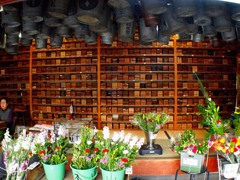 京都　東山墓所「供花、線香、水桶」