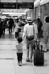 子供たちの旅　大宮駅　４－４　「手をつなご」