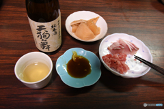 最近美味しいお酒の瓶には穴が空いているようです。