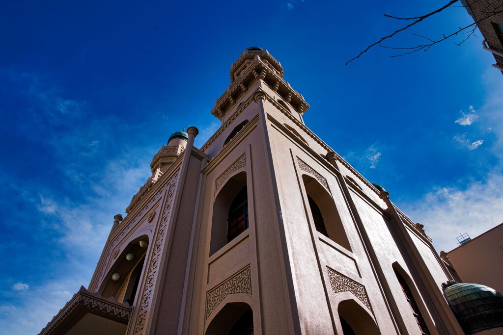 青空とムスリムモスク