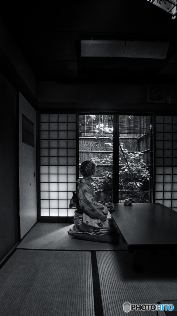 京町屋の坪庭を眺める