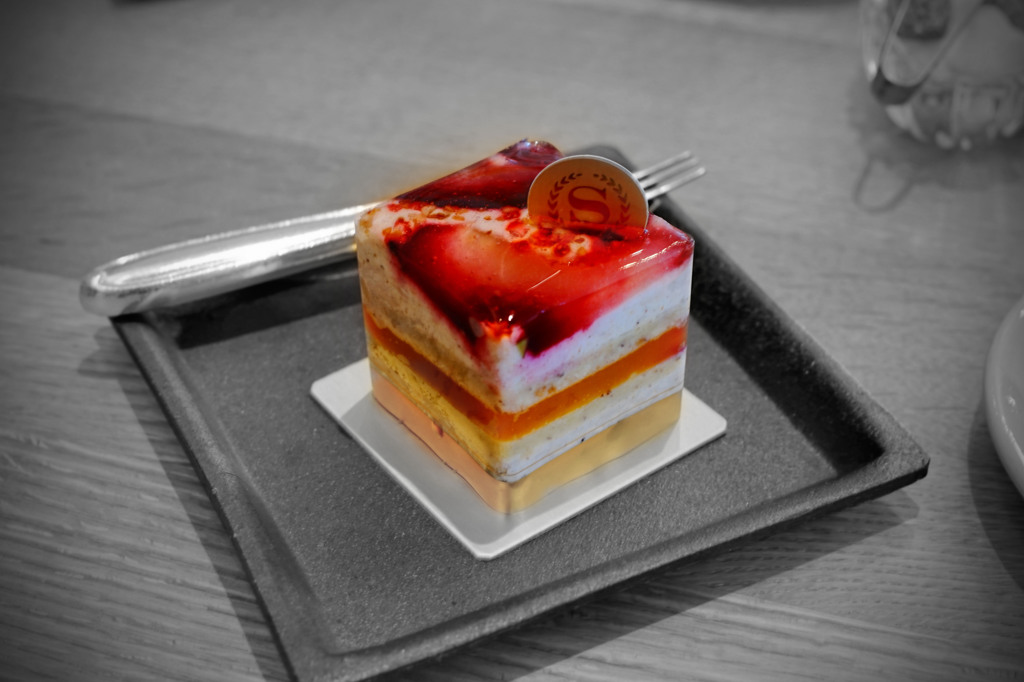 カシスとパッションフルーツのケーキ