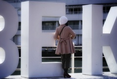 ポーズ考え中         (オーシャンオデッセイの汽笛が咽び泣く港で)