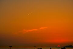 夕陽と飛行機雲