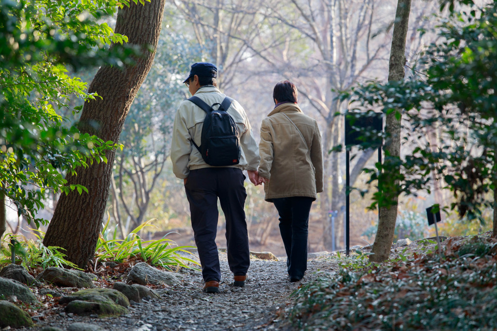 手と手と
