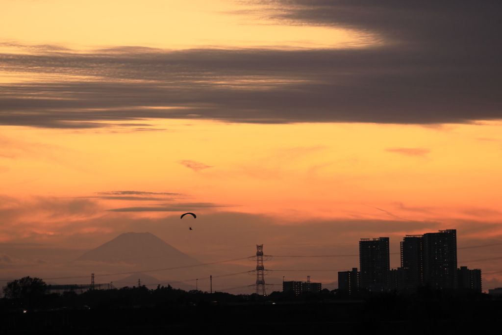 モーターパラグライダーのある夕景