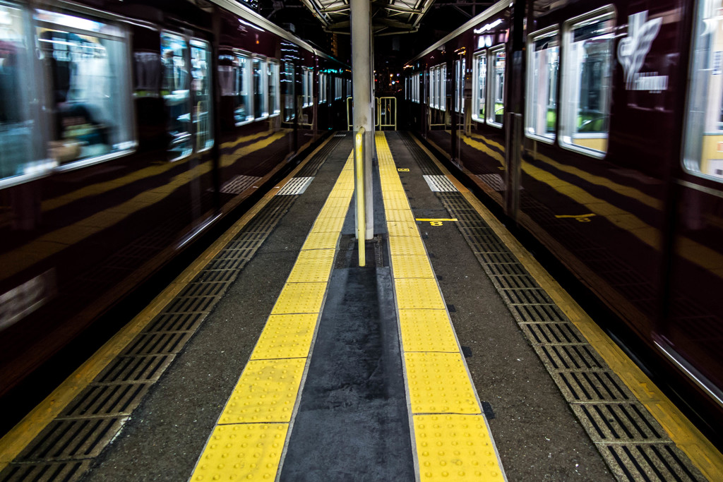 - 狭すぎるホーム -