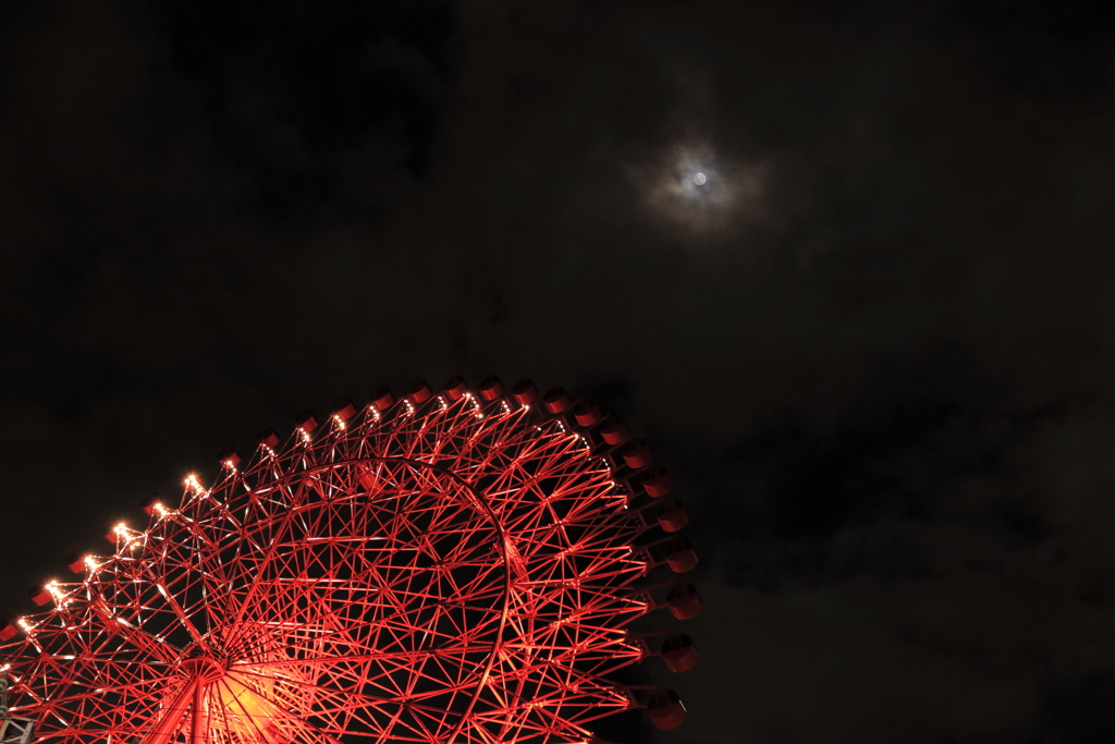 - 観覧車　雲の衣を　まとう月 -