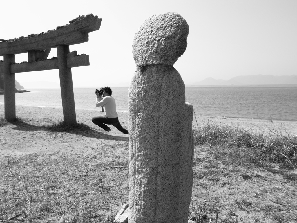 瀬戸内海を眺めるお地蔵さん