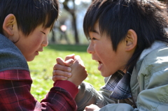 公園の原っぱで腕相撲