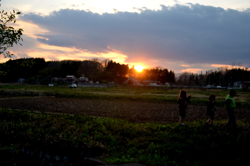 DSC_0931夕日　田園風景と子供たち