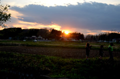 DSC_0931夕日　田園風景と子供たち