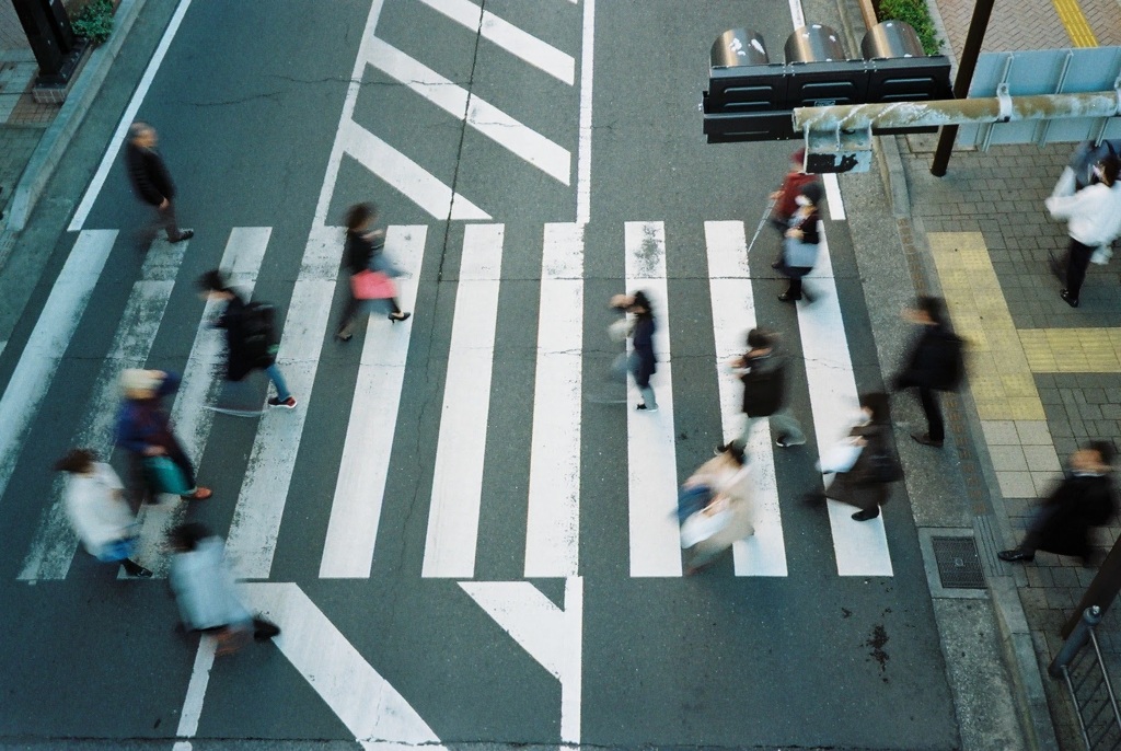 横断歩道を渡る人達