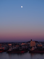 夕暮れの港