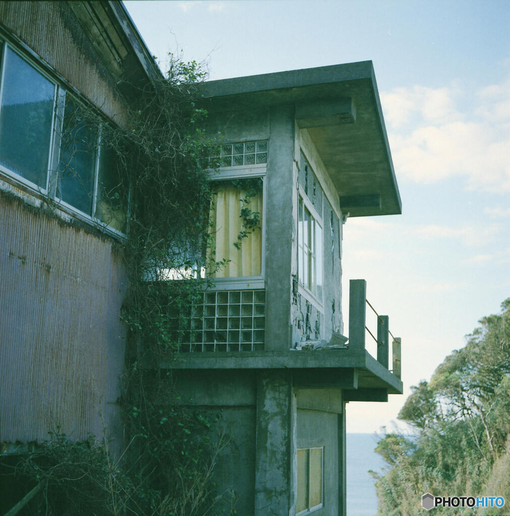 岸壁にある建物