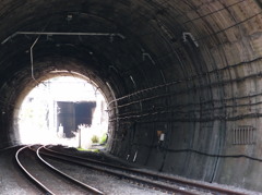 横須賀駅手前のトンネル