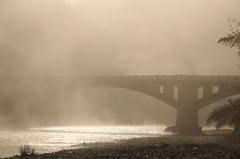 朝霧に浮かぶ境橋