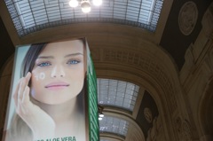 ミラノ中央駅の美女