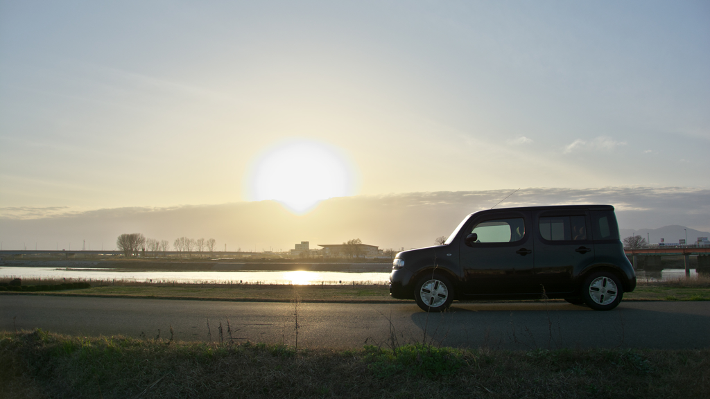 Nissan cubeと信濃川の夕日
