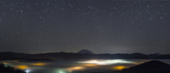 カルデラの雲海と星空