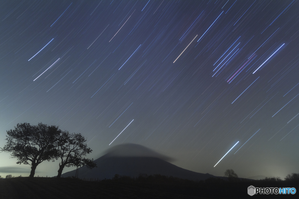 晩秋の笠雲とさくらんぼの木