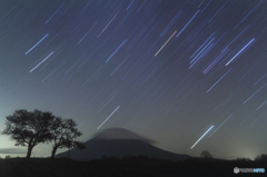 晩秋の笠雲とさくらんぼの木