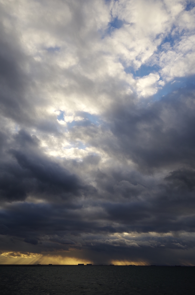 師走の空①　隔てる雲