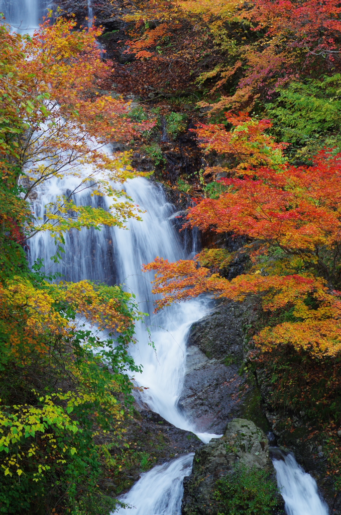 錦秋の木曽唐沢の滝