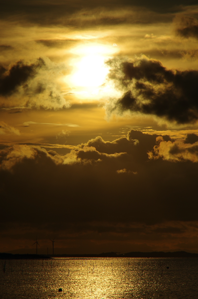 雲間から差し込む夕照