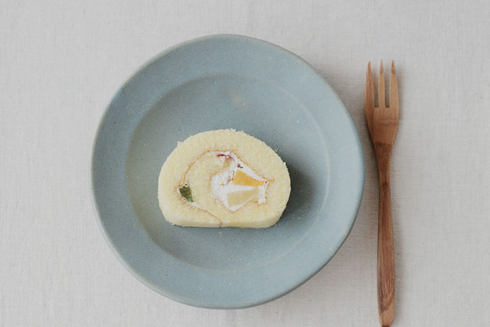 ロールケーキ×よしざわ窯のお皿。