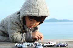子供とパトカー。